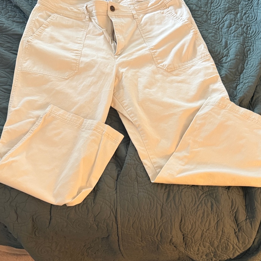 GAP women’s Girlfriend Khaki Trousers
